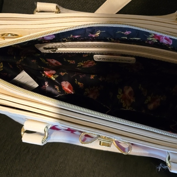 Betsey Johnson Unbeweavable Satchel white and fushia - Picture 5 of 16